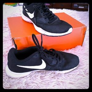 Nike flex tennis shoe